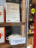 Auslage mit Beschreibung der Woche der Inklusion in Normalschrift und in Braille-Schrift