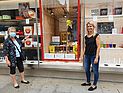 Bildtext: Mag. Martina Weinhandl (Fa. Klammerth, Herrengasse Graz) und Ann Linhart-Eicher (BSVSt) vor der schön gestalteten Auslage.