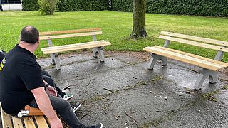 Bildtext: drei Gartenbänke im Gartenbereich des BSVSt.