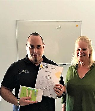 Bildtext: Robert Wölfler mit Zertifikatsurkunde und der Lehrgangsleiterin.