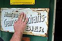 tastende Hände auf einer "Murauer Werbetafel" von "anno Seinerzeit".