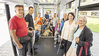 Bildtext: Mitglieder des BSVSt in einer Straßenbahn@Holding Graz/Foto: Fischer.
