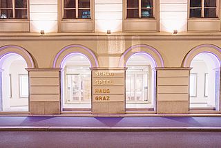 Bildtext: Vorderseite des Schauspielhauses in Graz.