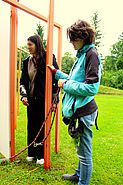 Diana tastet die metallenen Elemente einer Skulptur "in then out"