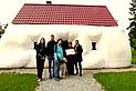 Gruppenfoto mit Jasmin, Jens, Diana, Gabi und Eva samt Blindenführhund vor dem "Fat House", einer Gebäude von Erwin Wurm