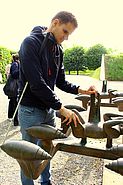 Jens ertastet ein Detail einer Skulptur von Bruno Gironcoli, dessen Kunstwerk aber "Ohne Titel" ist.