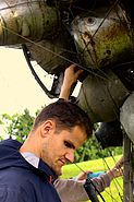 Jens Hände ertasten Details einer Skulptur von Nancy Rubins, die komplett aus Flugzeug-Schrott-Teilen hergestellt ist. Der Name der Skulptur "Airplane Parts & Hills"