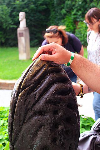 Bildtext: tastende Hand am "Grazer Stadtkern".