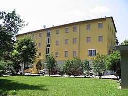 Bildtext: Hausansicht Gästehaus JUFA Stubenberg