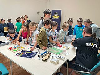 Bildtext: Der Mitarbeiter des BSVSt, Robert, erklärt die unterschiedlichen Aufgaben des Blinden- und Sehbehindertenverbandes Steiermark.