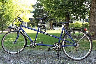 Bildtext: blaues Tandem.