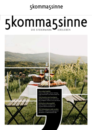 Bildtext: Mit steirischen Köstlichkeiten gedeckter Tisch und zwei Sesseln. Im Hintergrund steirische Weinberge. (Foto/Quelle: "5komma5sinne").