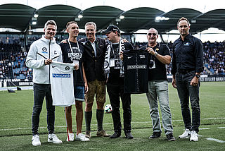 Bildtext: Obmann Schoier und Jonas umgeben von Verantwortlichen des SK Sturm Graz.