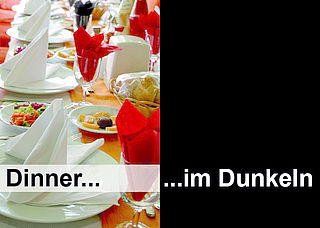 Bildtext: gedeckter Tisch im Dunkeln.